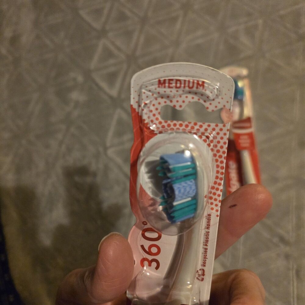 Colgate 360° Whitening Manual Toothbrush, Medium Nylon Bristles White/Blue/Green